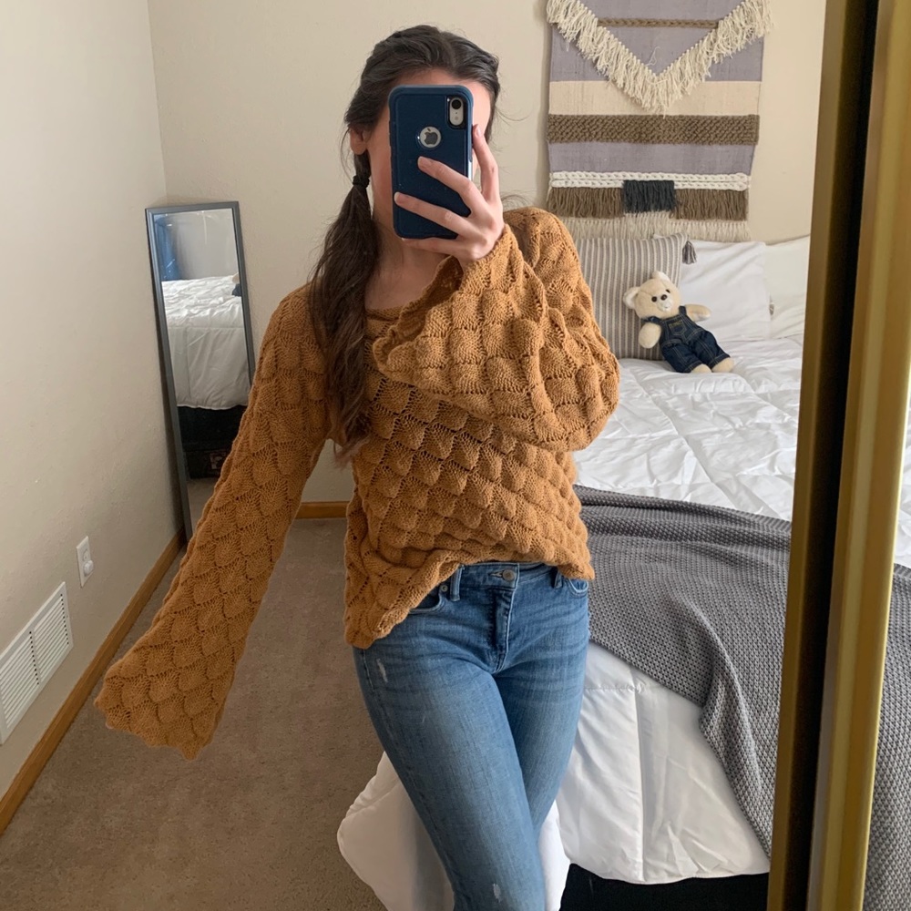 Knit bell sleeve sweater (gold)